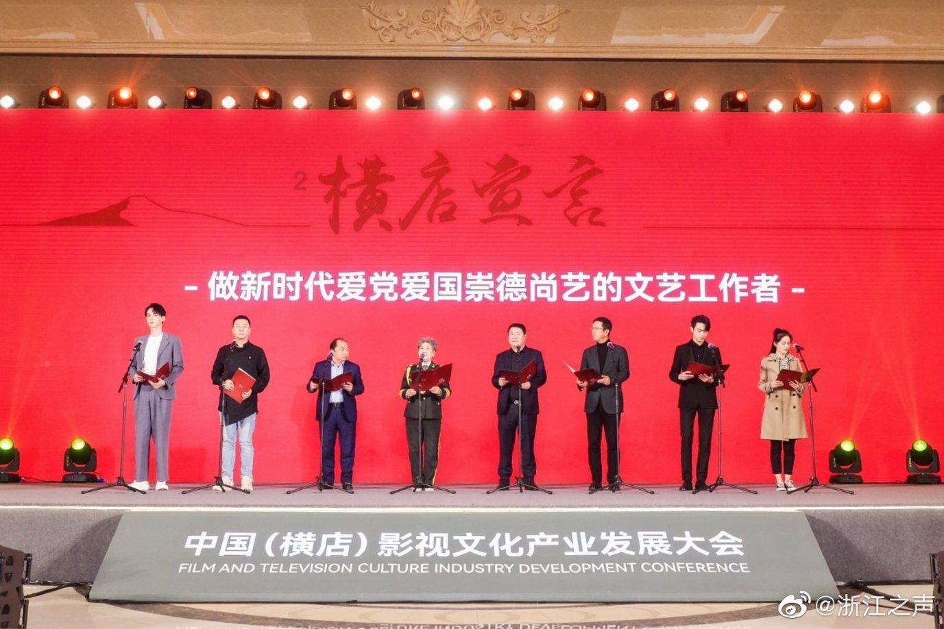 时尚拼接牛仔裤